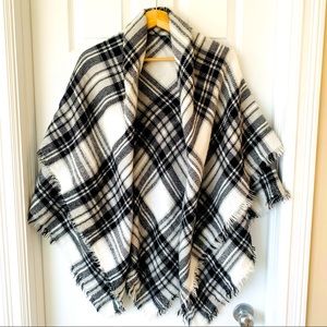 Black and white blanket scarf